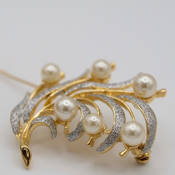 Vintage unmarked Faux Pearl and goldtone Rhinestone Pin Brooch BEAUTIFUL - Picture 6 of 14